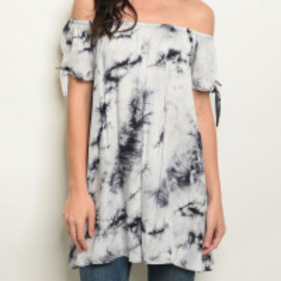 HOPELY Tops - Short sleeve off the shoulder tie dye tunic top.